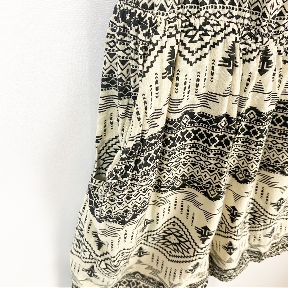 H&M Divided
Woman’s Size 4 Romper Shorts - Picture 3 of 7